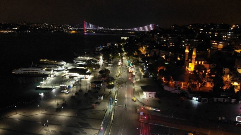 56 saatlik kısıtlamanın başlamasıyla Üsküdar Meydanı boş kaldı
