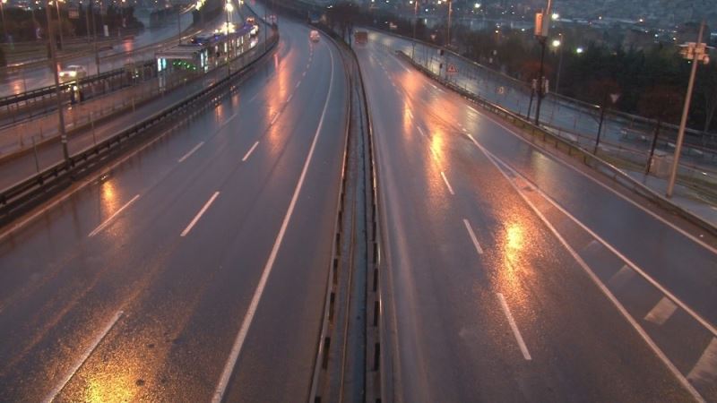İstanbul’da yollar sokağa çıkma kısıtlamasında boş kaldı
