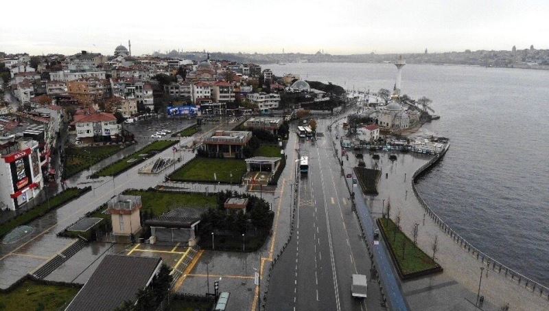 Sokağa çıkma kısıtlamasında boş kalan Kadıköy ve Üsküdar Meydanı havadan görüntülendi
