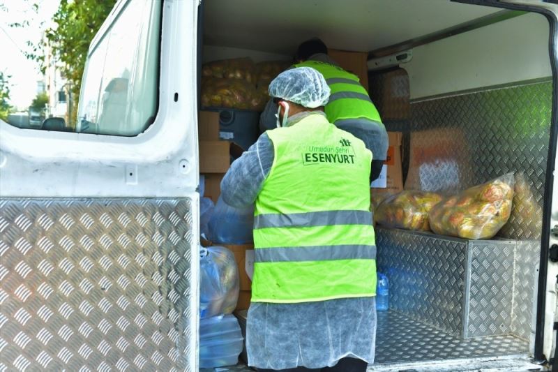 Esenyurt’ta Covid tedavisi görenlere gıda yardımı devam ediyor
