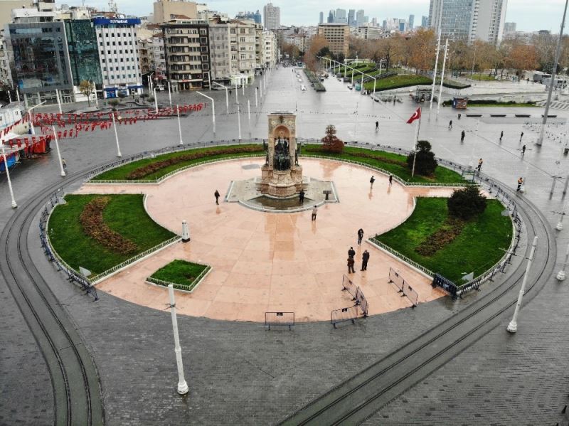 Taksim Meydanı turistlere kaldı
