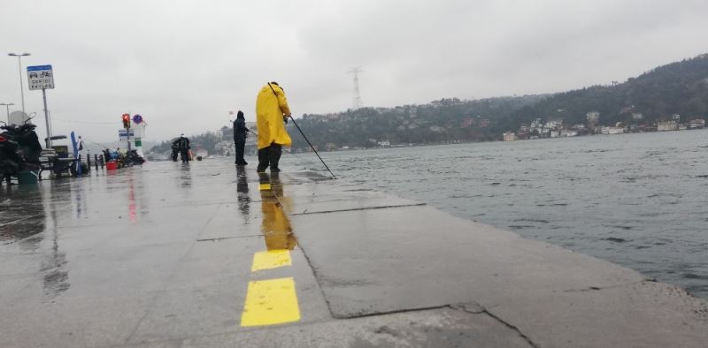 Arnavutköy sahilinde balıkçılara sosyal mesafe ayarı
