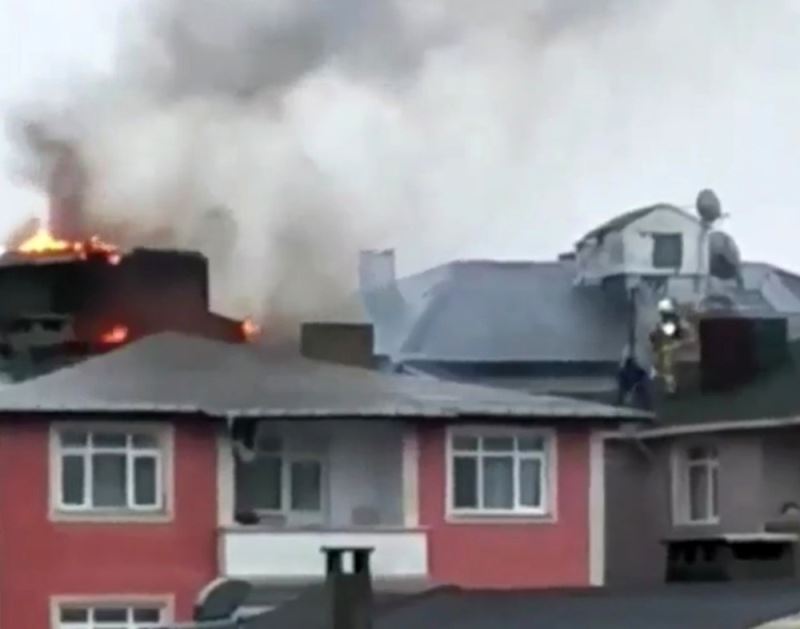 Sarıyer’de binanın çatısı alev alev yandı