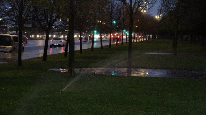 (Özel)- Yağmurlu havada İBB, çimleri suladı