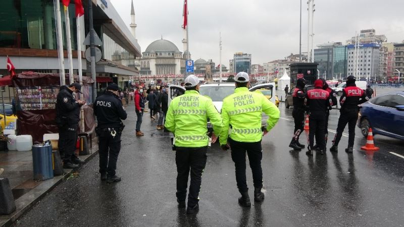 Polis ekipleri, Taksim’de araçları didik didik aradı

