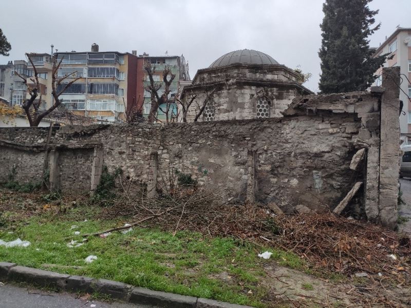 II. Beyazid’in sütannesinin türbesi harabeye döndü