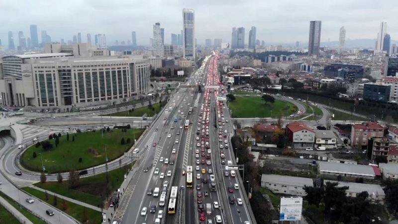 Hafta sonu sokağa çıkma kısıtlamasına 3 saat kala İstanbul’da yoğunluk