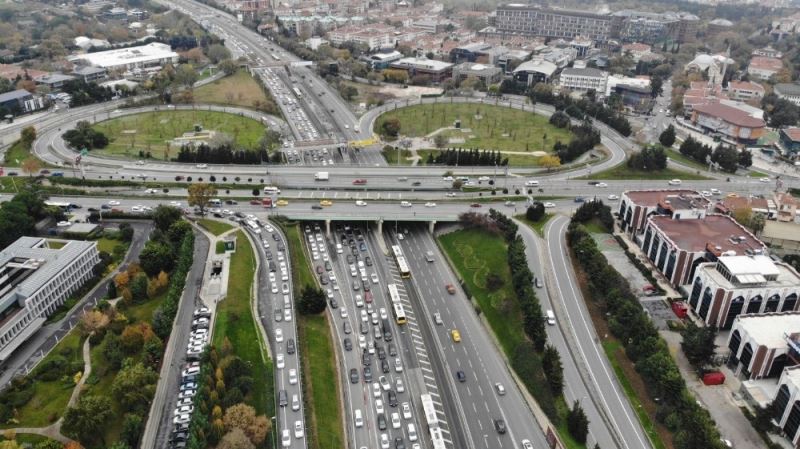 15 Temmuz Şehitler Köprüsü’ndeki trafik yoğunluğu havadan görüntülendi
