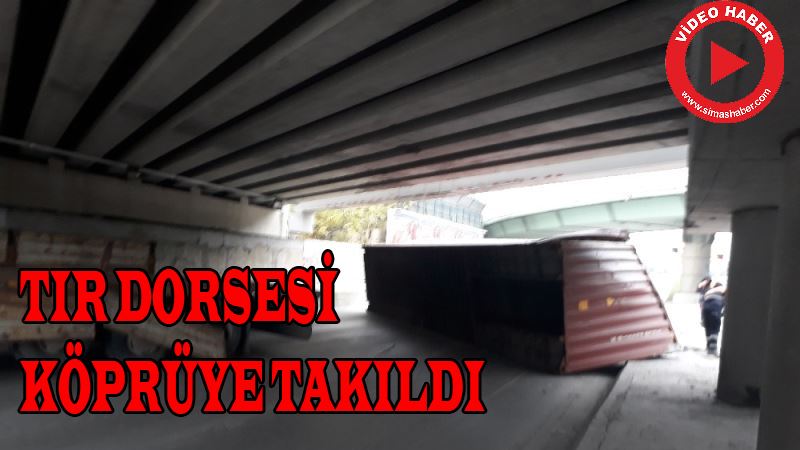 Marmaray köprüsüne çarpan tırın dorsesi yan yattı