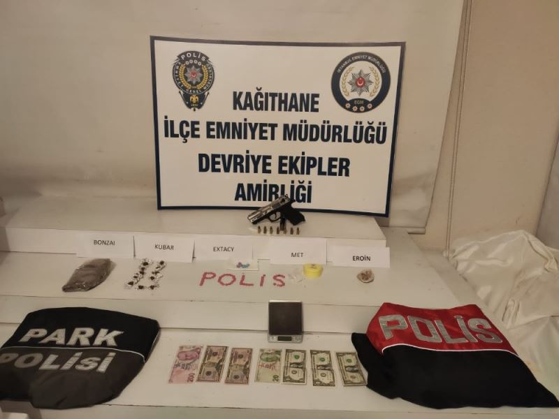 (Özel) İstanbul’da kavga ihbarına giden polisin bastığı evden uyuşturucu fışkırdı
