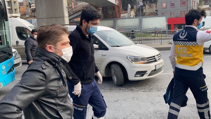 Beyoğlu’nda halk otobüsüyle minibüs çarpıştı: 2 yaralı
