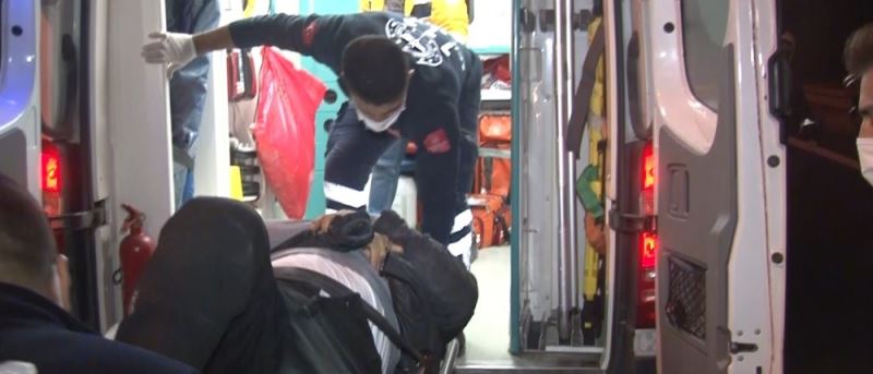 Kuryeye çarpan araç kaçtı, kurye yerde acı içinde kıvrandı
