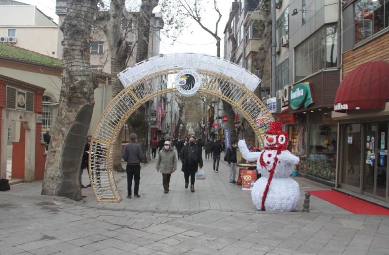 Kartal’da cadde ve meydanlar yeni yıl için süslendi
