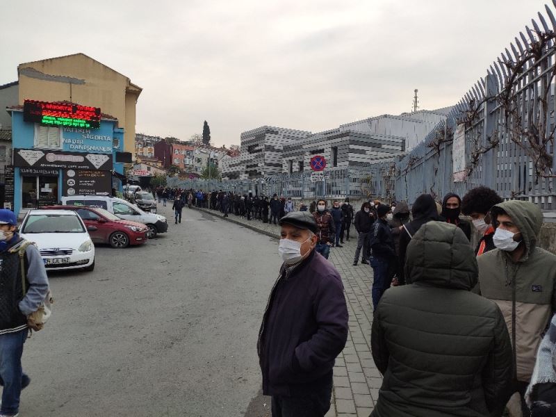 Fatih’te sosyal mesafeyi hiçe sayan kuyruk
