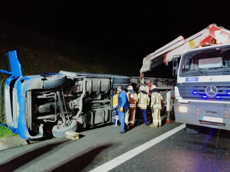 Otoyolda hurda yüklü TIR’ın altında kalan sürücü yaşamını yitirdi