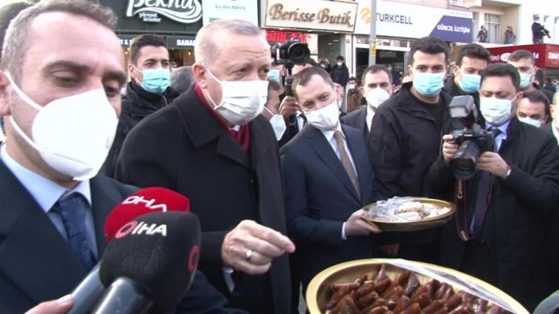 Cumhurbaşkanı Erdoğan’dan gazetecilere sucuk şekeri ve pestil ikramı
