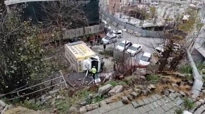 Freni boşalan nakliyat kamyonu 10 metre yükseklikten boş alana uçtu
