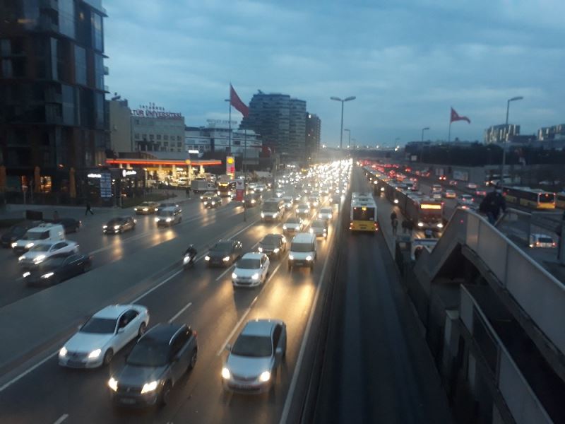 Kısıtlamanın ardından trafikte hareketlilik başladı
