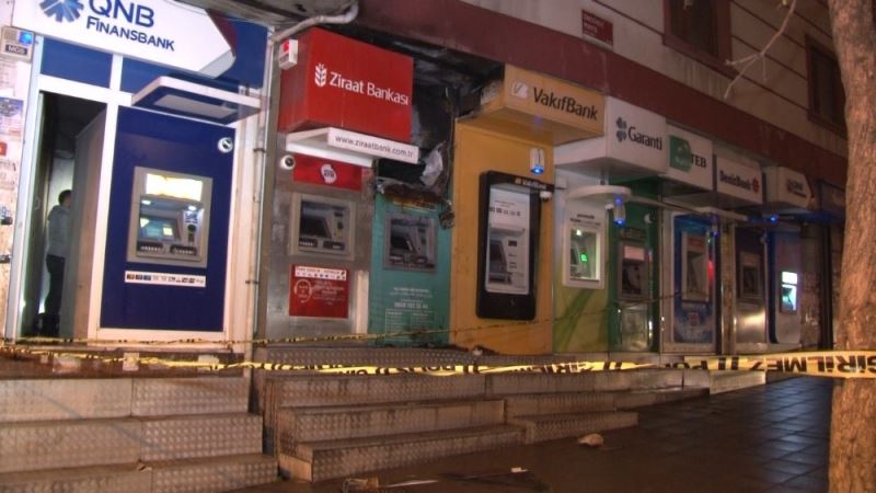 Esenyurt’ta özel bir bankaya ait bankamatikte yangın paniği
