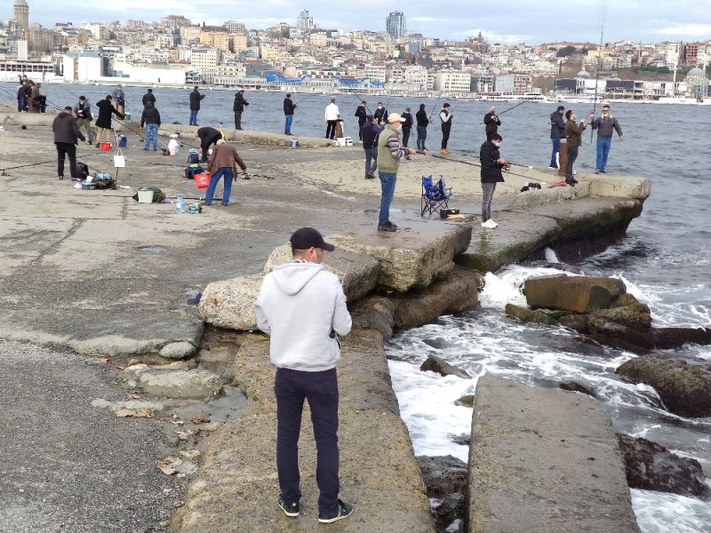 Güneşi görenler oltalarıyla Sarayburnu’na akın etti
