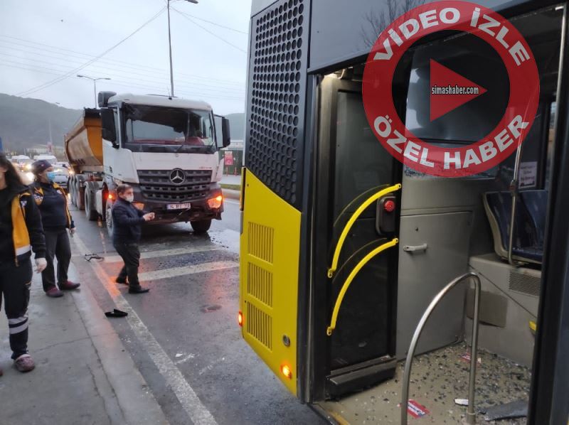 (Özel) İstanbul’da hafriyat kamyonu İETT otobüsüne çarptı: 9 yaralı