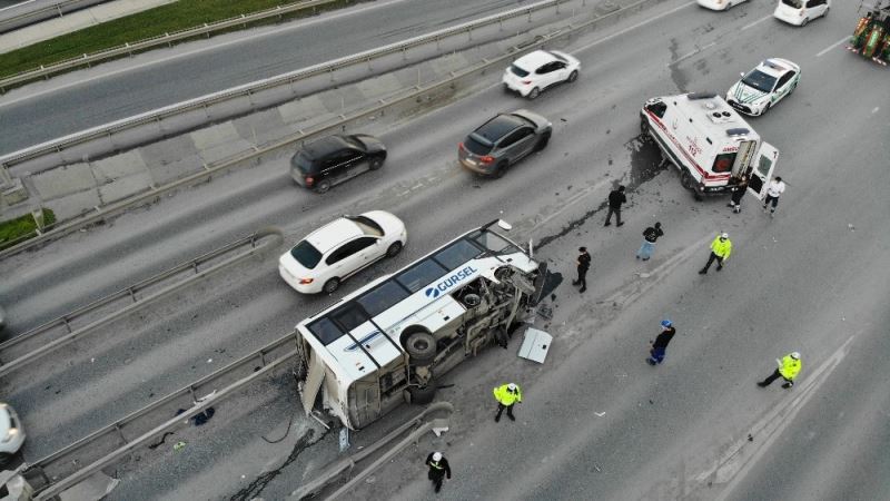 Esenyurt’ta gişelerin betonuna çarpan midibüs devrildi: 7 yaralı
