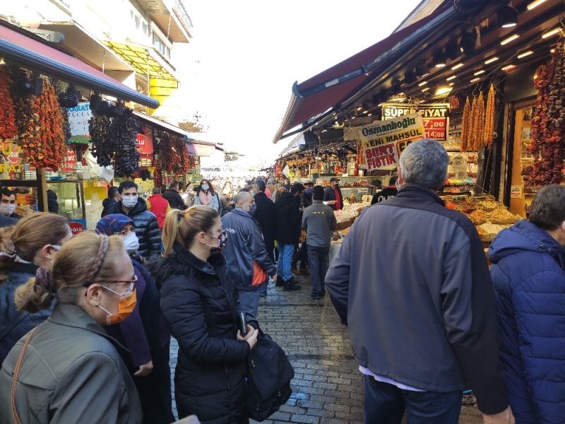 Yılbaşı alışverişinde pandemi kuralları hiçe sayıldı
