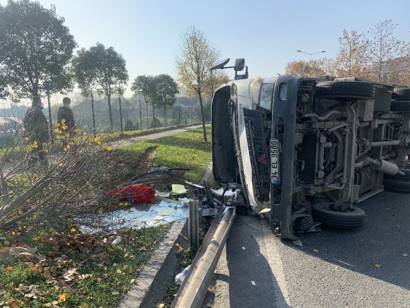 Şişli’de araçla çarpışan kamyonet çimenlik alana devrildi
