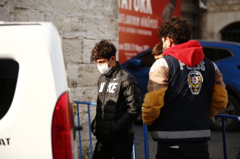 Yurttan kaçanlar Taksim Meydan’da yakalandı
