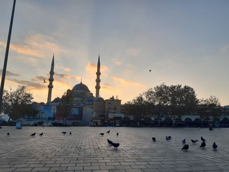 Eminönü Meydanı kuşlara kaldı
