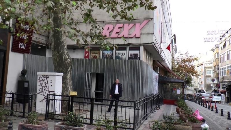 Kadıköy’ün simgelerinden Rexx Sinemasının yıkım süreci başladı
