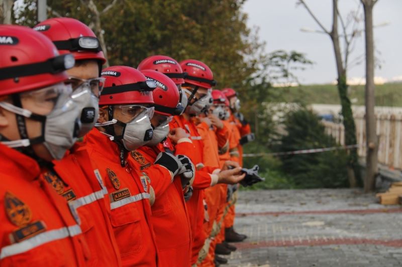 Jandarma timlerinden İstanbul depremi tatbikatı
