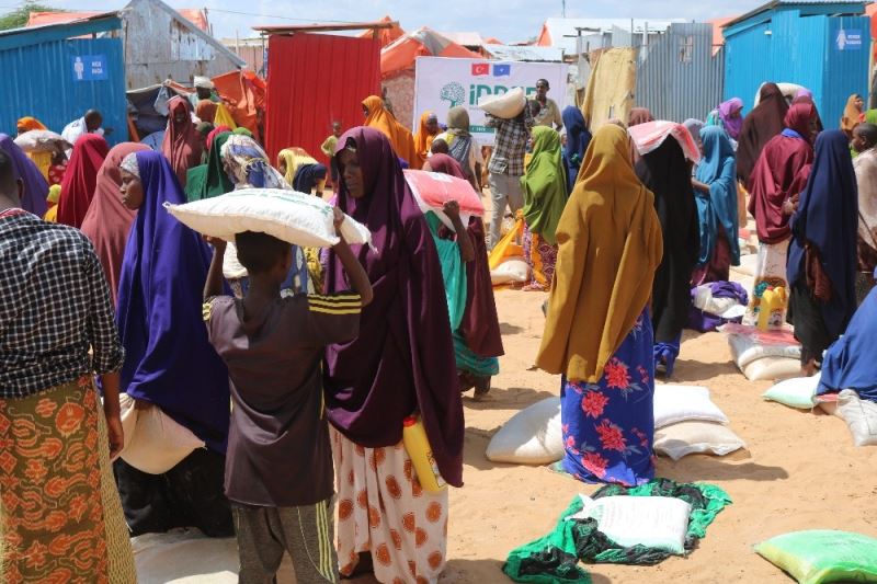 Türk hayırseverlerin yardımlarıyla Somalili sel mağdurlarının yaraları sarılıyor
