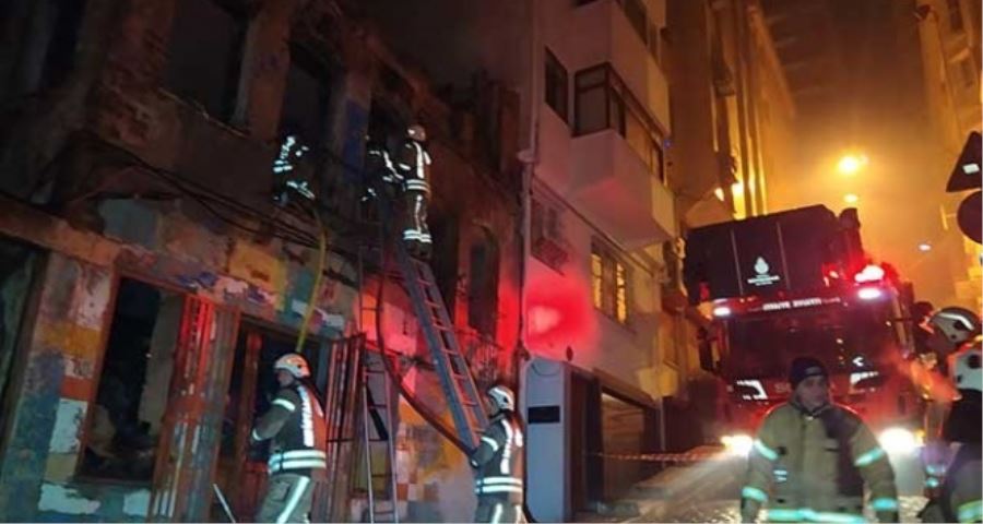 Beyoğlu’nda metruk bina alev alev yandı