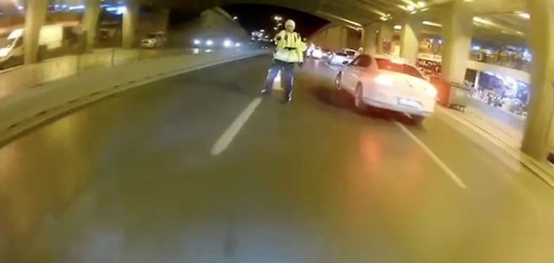 (Özel) İstanbul’da trafikte terör estiren motosikletli, polisin üzerine sürüp kaçtı
