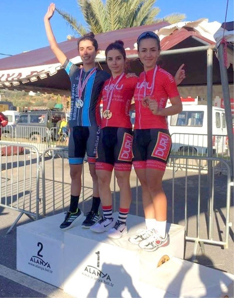 Bisiklette zirveye kuruldu
