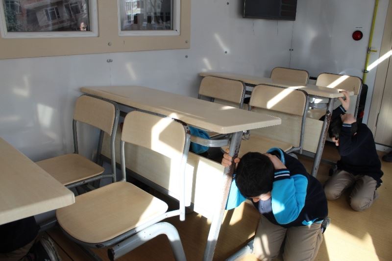 Sultangazililer simülasyon tırı ile depremi yaşadı
