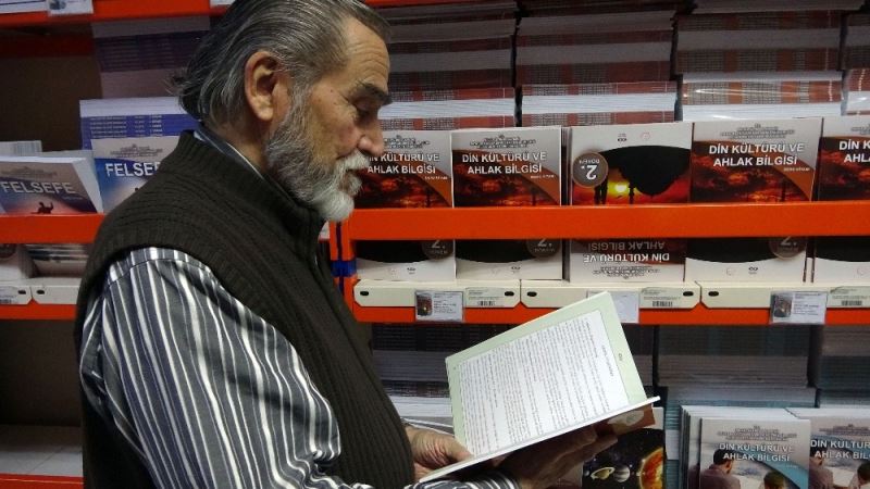 (Özel) 83 yaşındaki üniversite öğrencisinin okuma azmi hayran bıraktı
