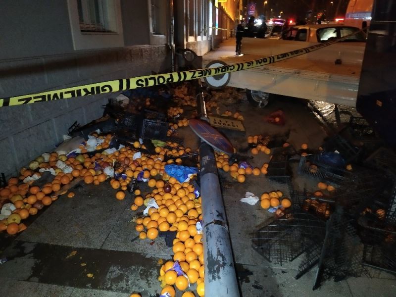 Uygulamadan kaçan araç Şişli’de meyve satan kamyonete çarptı: 3 yaralı
