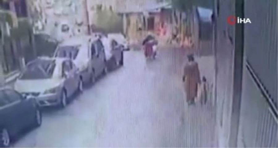 Otomobille motosikletin çarpışma anı kamerada