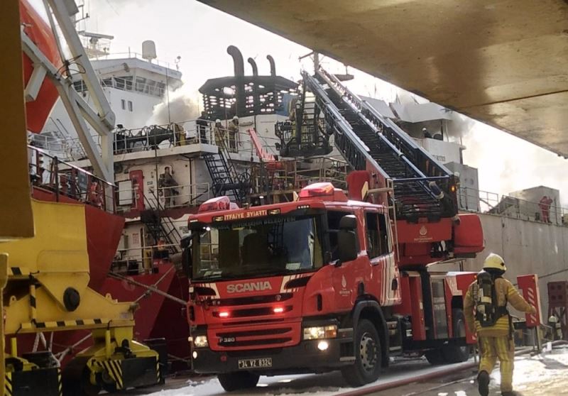 Tuzla’da tersanede gemi yangını
