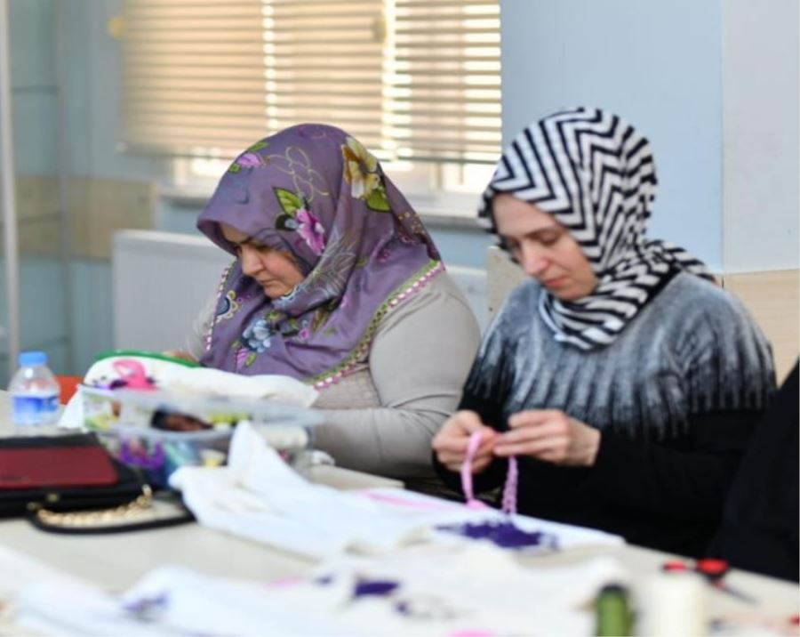 Esenyurt Belediyesi’nden kadınlara ücretsiz iğne oyası kursu