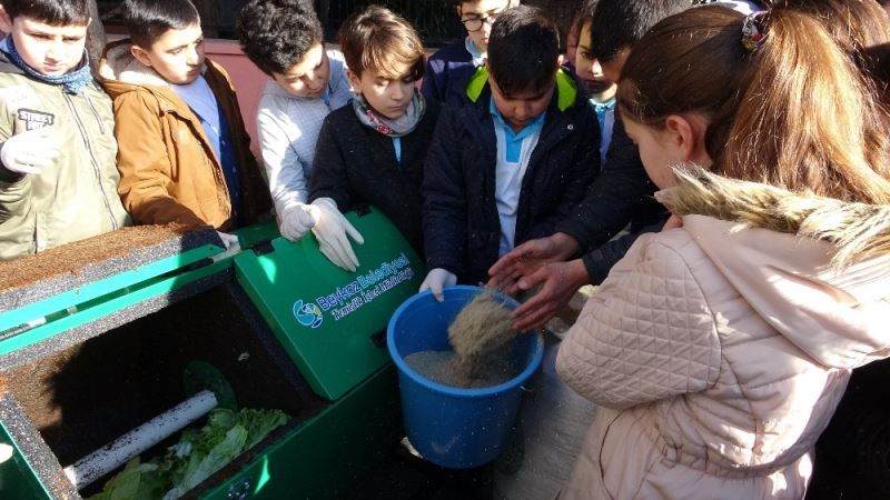 Öğrenciler yediklerini kompost haline getiriyor, geri dönüşüme katkı sağlıyor
