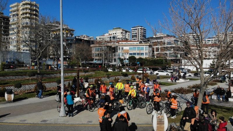 Kansere karşı farkındalık oluşturmak için turuncu yelekleriyle bisiklete bindiler
