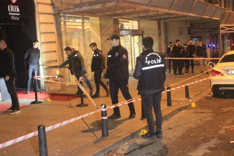 Beyoğlu’nda lüks araçla gelip tartıştıkları gruba ateş açtılar: 1 ağır yaralı
