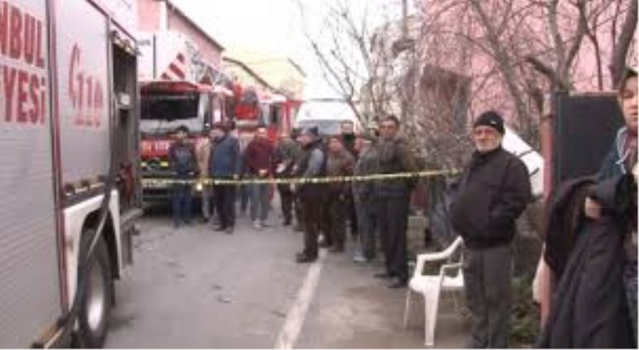 Sultangazi’de yangın paniği...Mahsur kalanlar son anda kurtarıldı