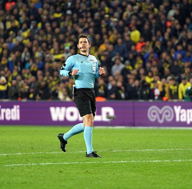 Derbide kartlar havada uçuştu
