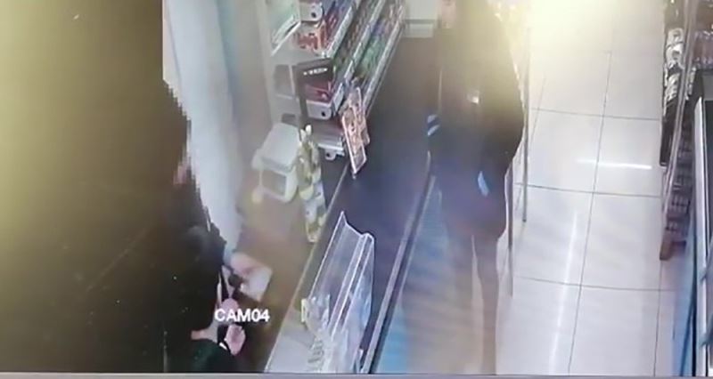 Sancaktepe’de markette bıçaklı gaspçı kamerada
