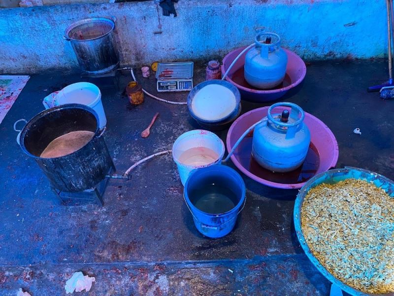 Sultangazi’de nargile tütünü imalathanesine operasyon: 1 ton kaçak nargile tütünü ele geçirildi
