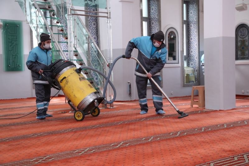 Gaziosmanpaşa Belediyesi camileri gül suyuyla temizliyor
